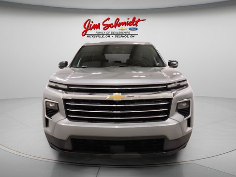 Used 2026 Chevrolet Traverse LT FWD image 3