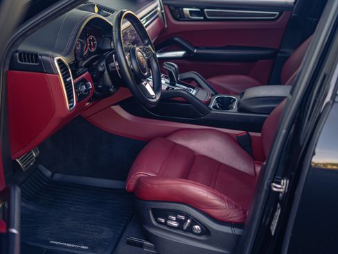 Used 2019 Porsche Cayenne Turbo AWD/4WD image 16