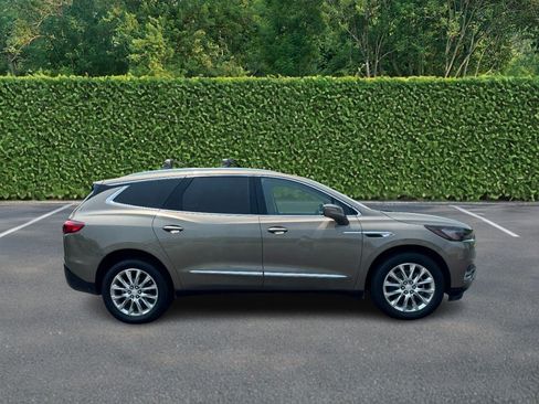 Used 2020 Buick Enclave Essence w/ Sound and Sites Package AWD/4WD image 2