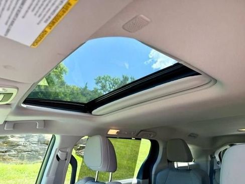 Used 2023 Toyota Sienna LE w/ LE Plus Package FWD image 10