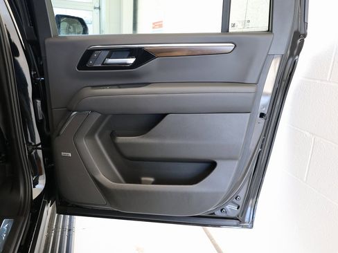 New 2025 Chevrolet Suburban High Country image 38