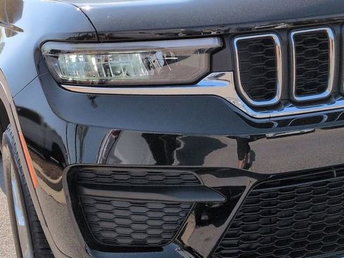 Certified 2025 Jeep Grand Cherokee Laredo X image 11