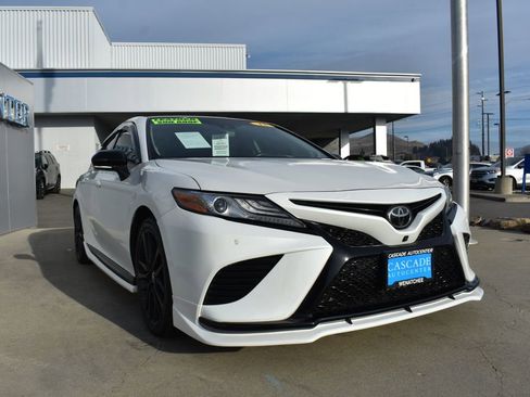 Used 2018 Toyota Camry XSE image 10