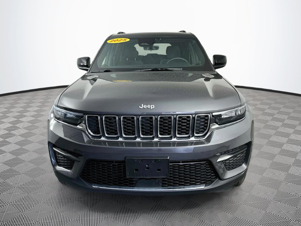Certified 2025 Jeep Grand Cherokee Laredo X w/ Luxury Tech Group I AWD/4WD image 4