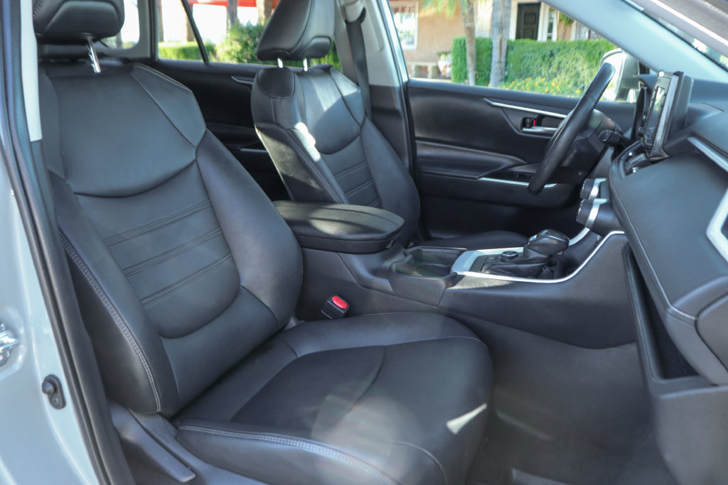 Used 2021 Toyota RAV4 XLE Premium AWD/4WD image 38