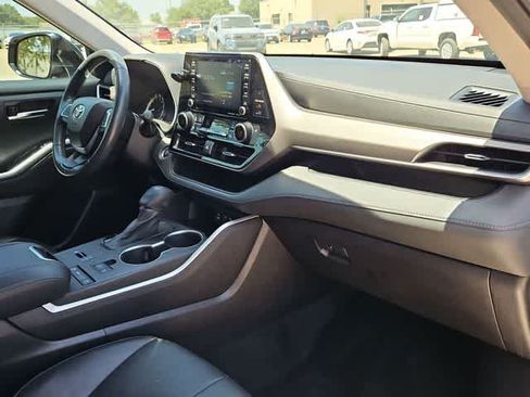Used 2022 Toyota Highlander XLE FWD image 21