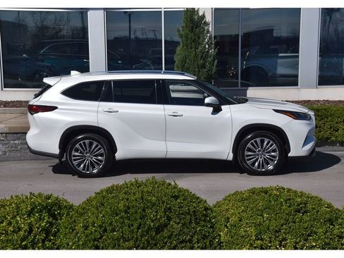 Used 2020 Toyota Highlander Platinum image 3
