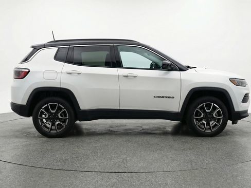 Used 2025 Jeep Compass Trailhawk image 11