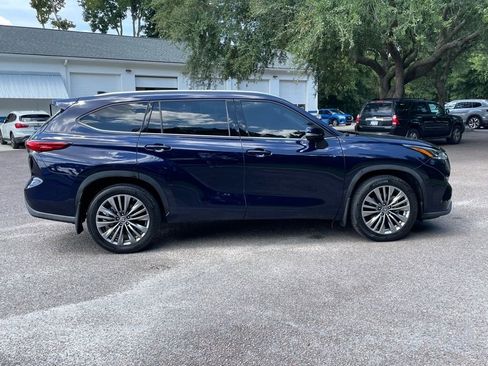 Used 2021 Toyota Highlander Platinum image 2