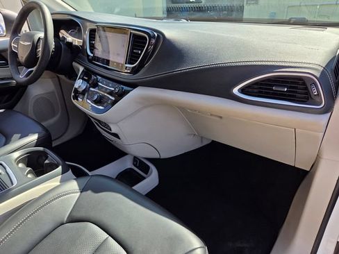 Used 2023 Chrysler Pacifica Touring-L FWD image 18