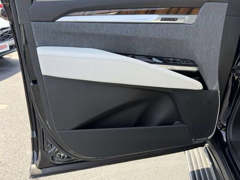 Certified 2026 Cadillac Escalade ESV Platinum Sport w/ LPO, ONYX Package AWD/4WD image 16
