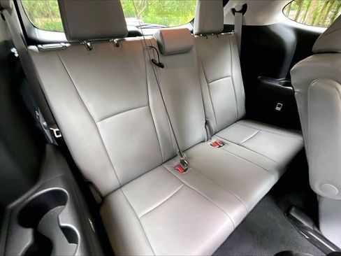 Used 2025 Toyota Highlander XLE FWD image 37