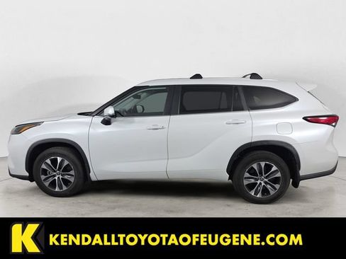 Used 2023 Toyota Highlander XLE AWD/4WD image 2
