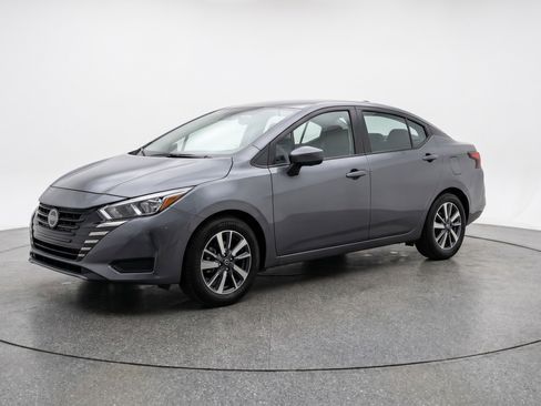Used 2025 Nissan Versa SV image 3