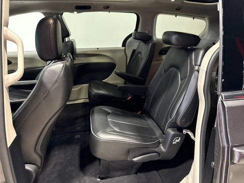 Used 2020 Chrysler Pacifica Limited FWD image 29
