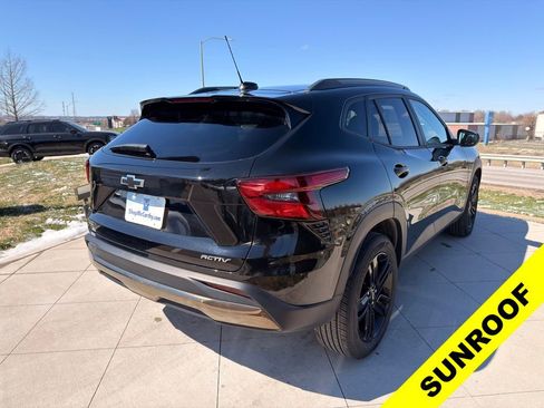 Used 2024 Chevrolet Trax ACTIV w/ Sunroof Package image 5