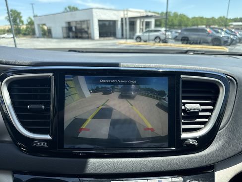 Used 2023 Chrysler Pacifica Touring-L FWD image 25