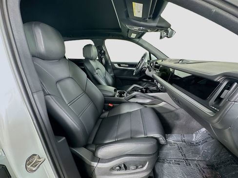 Certified 2024 Porsche Cayenne AWD/4WD image 31