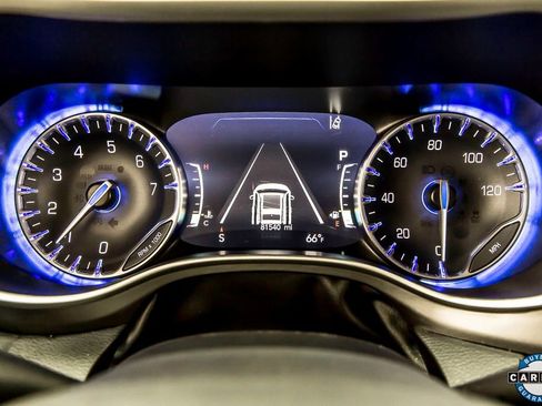 Used 2023 Chrysler Pacifica Touring-L image 16