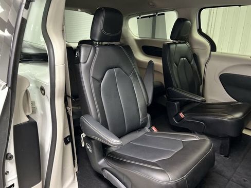 Used 2023 Chrysler Pacifica Touring-L w/ Uconnect Theater Family Group AWD/4WD image 25