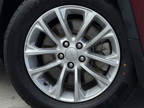 Used 2019 Jeep Cherokee Latitude w/ Popular Appearance Group image 9