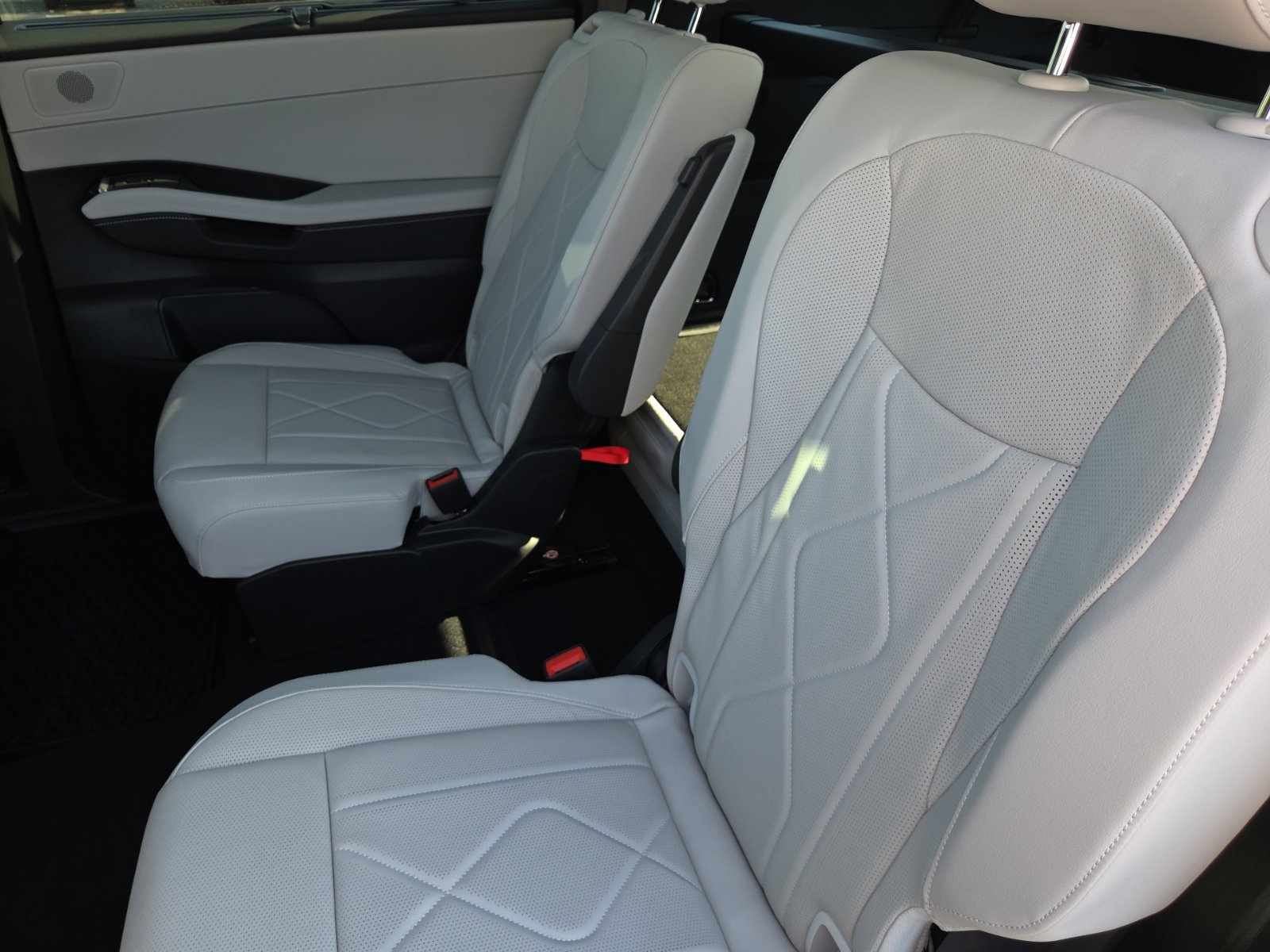 New 2027 Volkswagen Atlas SEL R-Line AWD/4WD image 23