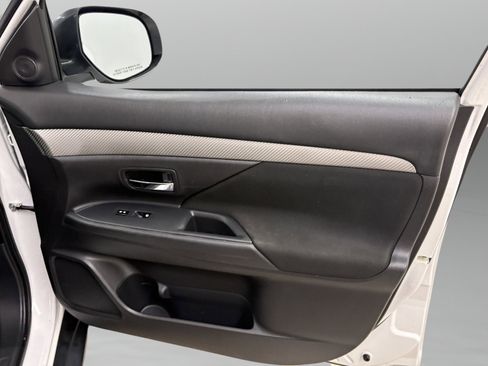 Used 2018 Mitsubishi Outlander SE image 28