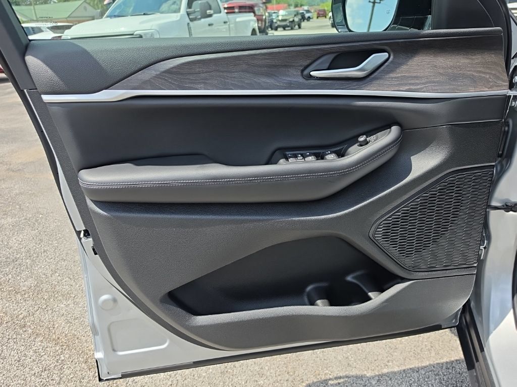 New 2026 Jeep Grand Cherokee L 4WD image 12