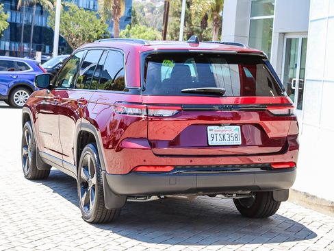 Used 2025 Jeep Grand Cherokee Altitude RWD image 10