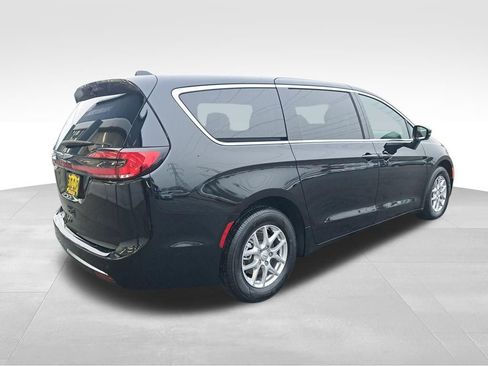 New 2026 Chrysler Pacifica Select image 6