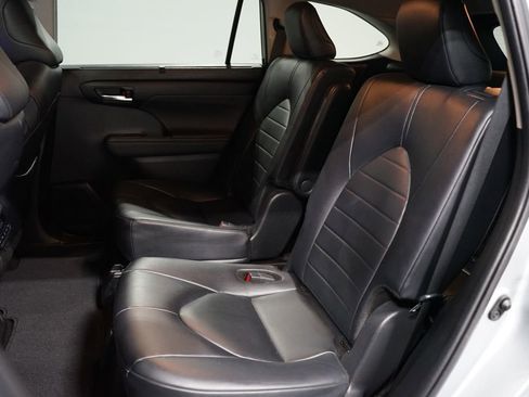 Certified 2024 Toyota Highlander XLE image 30