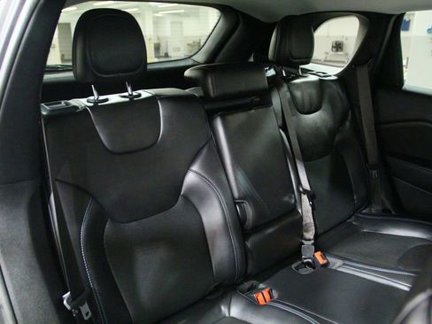 Used 2019 Jeep Cherokee Latitude Plus w/ Cold Weather Group AWD/4WD image 25
