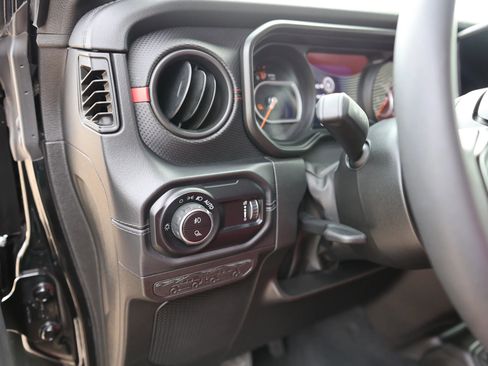 Used 2024 Jeep Gladiator Rubicon w/ Technology Group AWD/4WD image 46