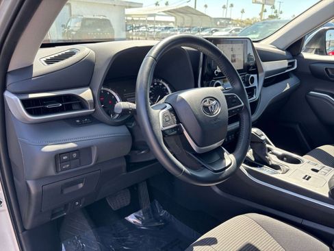 Used 2025 Toyota Highlander LE FWD image 36