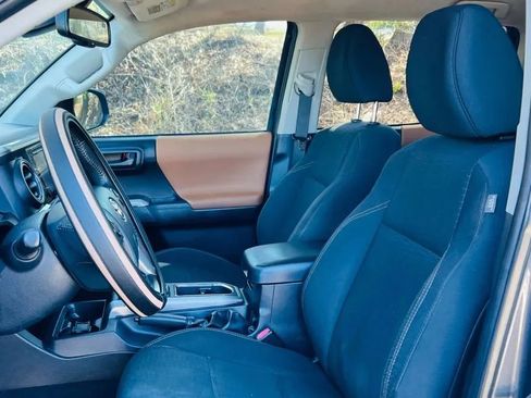 Used 2018 Toyota Tacoma SR5 AWD/4WD image 10