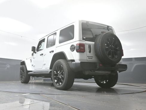 Used 2025 Jeep Wrangler Unlimited Sahara AWD/4WD image 30