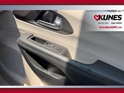 Used 2024 Chrysler Pacifica Touring-L FWD image 38