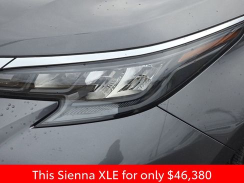 Used 2025 Toyota Sienna XLE image 40