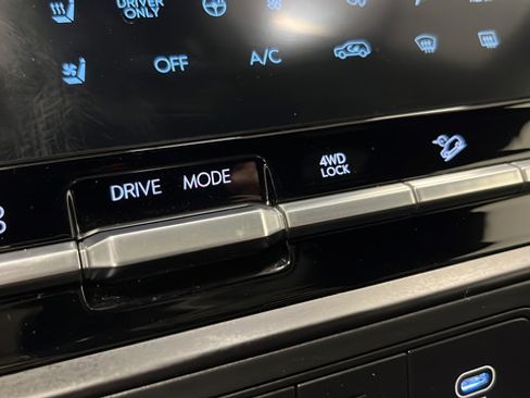 Used 2025 Hyundai Santa Fe Calligraphy AWD/4WD image 34