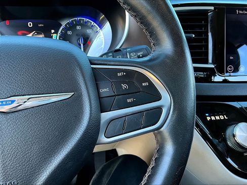 Used 2018 Chrysler Pacifica Touring-L Plus FWD image 11
