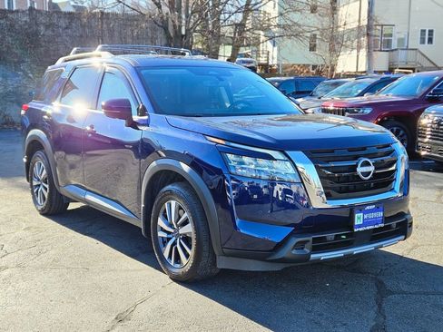 Used 2024 Nissan Pathfinder SL image 7