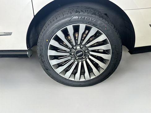 Used 2019 Lincoln Navigator L Reserve image 11