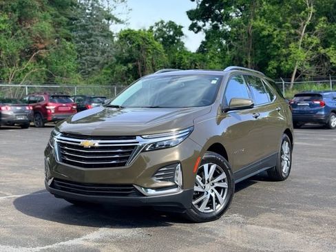 Used 2023 Chevrolet Equinox Premier AWD/4WD image 2