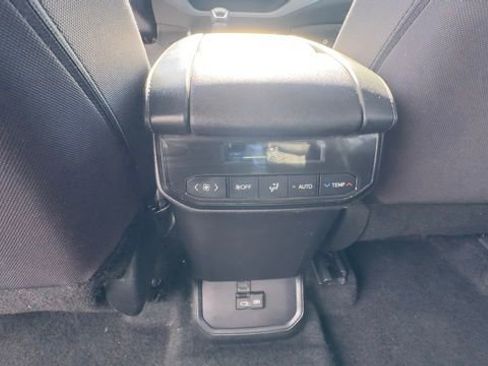 Used 2024 Toyota Highlander LE FWD image 22