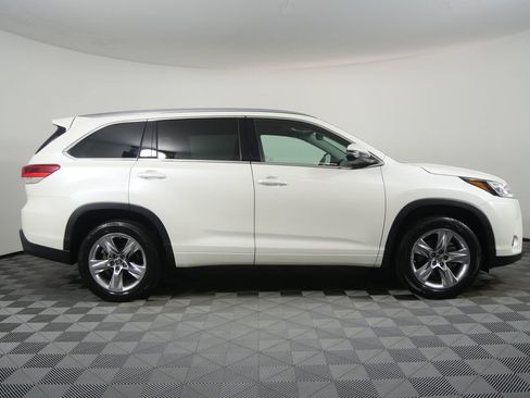 Used 2019 Toyota Highlander Limited FWD image 2