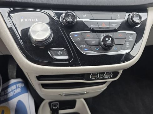 Used 2022 Chrysler Voyager LX FWD image 20
