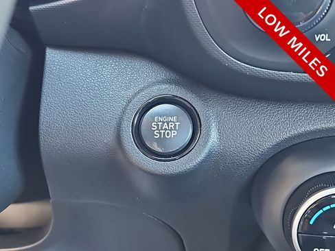 Used 2025 Hyundai Venue SEL FWD image 23