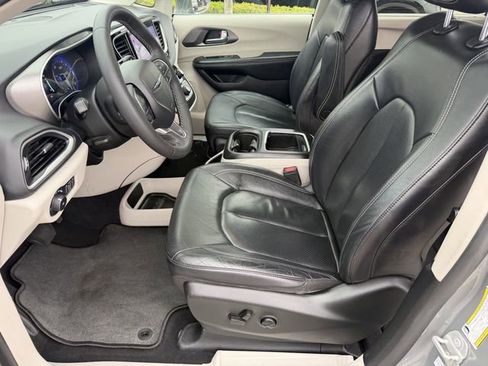 Used 2022 Chrysler Pacifica Touring-L FWD image 19
