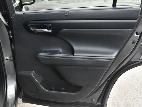 Used 2023 Toyota Highlander XLE image 47