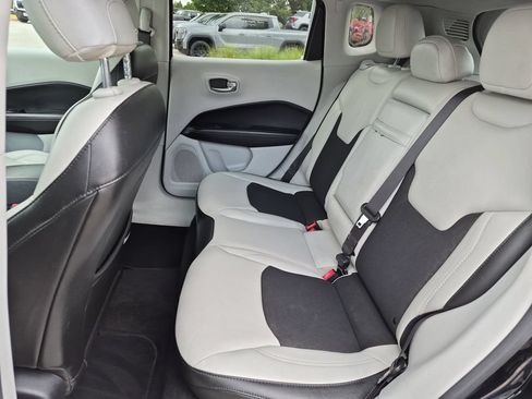 Used 2018 Jeep Compass Latitude FWD image 34